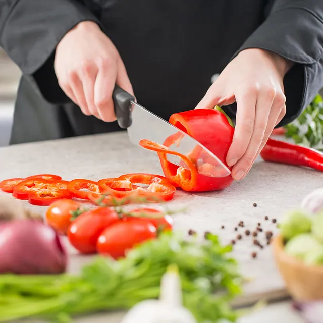 Koch schneidet Paprika